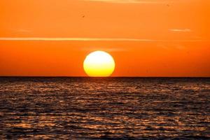 zonsondergang over de zee foto