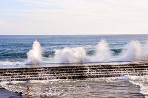 reusachtig zee golven crashen Aan de kust foto