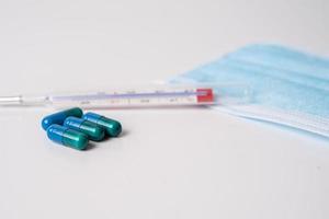 chirurgische masker medicinale capsules en thermometer