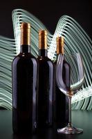 wijnflessen en glas met witte lijnenachtergrond foto
