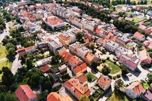 antenne visie van klein Europese stad- met woon- gebouwen en straten foto