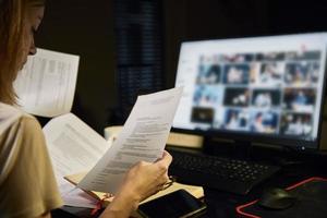 moe vrouw werken laat Bij huis werkplaats foto