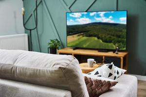 modern interieur van kamer met bank, meubels en TV reeks foto