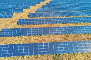 zonne- panelen boerderij in de veld- foto