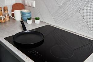 inductie fornuis met Koken pan Aan het. modern keuken toestel foto
