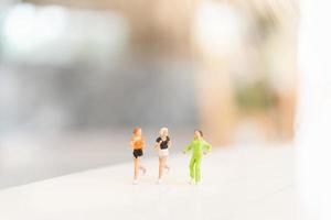miniatuur rennende mensen, gezondheids- en sportconcept foto