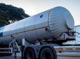 de chemisch tanker Aan de vervoer vrachtauto foto