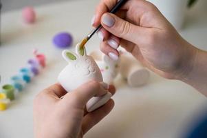 vaas met mooi bloemen, Pasen konijn houder met eieren, verf en penseel.verticaal banier foto