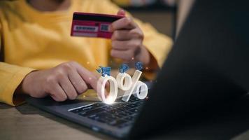 boodschappen doen online met speciaal aanbod termijn betalingen. nul procent tarief, 3d aantal verschijnt wanneer vrouw laptop en pays door credit kaart. 0 interesseren vrij, nul commissie. foto