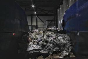 versnipperen verspilling papier transportband riem voor recycling wrap, vuilnis en karton tegen balen van gebruikt karton dozen verzameld voor hergebruik Bij industrieel fabriek fabriek. nul afval, milieuvriendelijk concept foto