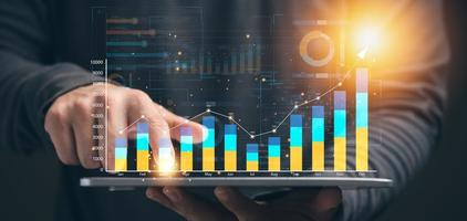 zakenman analyseren bedrijf onderneming gegevens beheer, bedrijf analytics met grafieken, statistieken en kpi's naar verbeteren organisatorisch prestatie, marketing, financieel organisatie strategie. foto