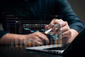 zakenman analyseren bedrijf onderneming gegevens beheer, bedrijf analytics met grafieken, statistieken en kpi's naar verbeteren organisatorisch prestatie, marketing, financieel organisatie strategie. foto