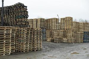 houten pallets. magazijn van houten producten Aan straat. industrieel zone. foto