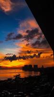 zonsondergang visie over- de baai van balcon foto