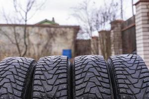 4 winter banden met stekels detailopname, veiligheid gedurende winter het rijden, winter bezaaid banden foto