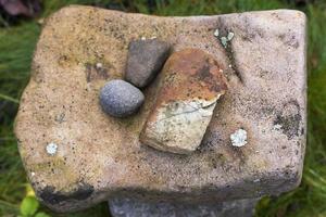 mooi samenstelling van natuurlijk vlak steen en klein stenen gestapeld samen, top visie foto