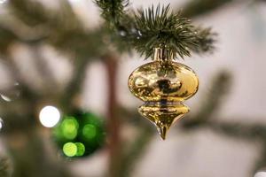 Kerstmis boom speelgoed Aan net takken, vrolijk Kerstmis en gelukkig nieuw jaar foto