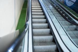 leeg roltrap in de boodschappen doen centrum gebouw, modern systemen foto