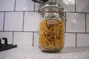 pasta in glaswerk voor huis opslagruimte in de keuken foto