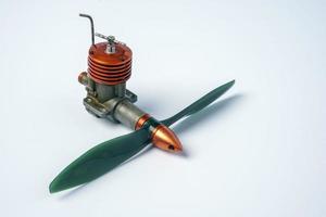een klein benzine motor met een propeller voor een gecontroleerd model- van een vliegtuig foto