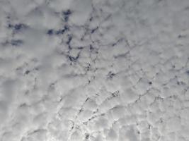 mooi wit wolken Aan diep blauw lucht achtergrond. groot helder zacht pluizig wolken zijn Hoes de geheel blauw lucht. foto