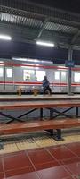 Jakarta, Indonesië. april 1, 2023 de atmosfeer van de platform in de trein station Bij nacht foto