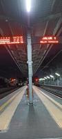 Jakarta, Indonesië. april 1, 2023 de atmosfeer van de platform in de trein station Bij nacht foto