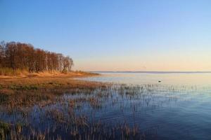 meer gouden uur, herfst landschap, geel Woud blauw kalmte glad water foto