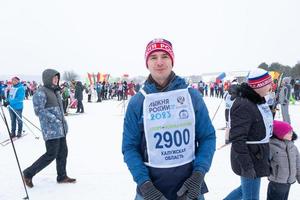 jaar- geheel Russisch sport- evenement actie ski bijhouden van Rusland. sportief levensstijl voor volwassenen, kinderen, familie vakantie Aan cross-country skiën - massa ras Aan een besneeuwd spoor. Rusland, kaloega - maart 4, 2023 foto