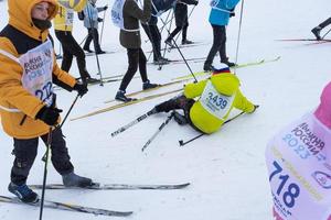 jaar- geheel Russisch sport- evenement actie ski bijhouden van Rusland. sportief levensstijl voor volwassenen, kinderen, familie vakantie Aan cross-country skiën - massa ras Aan een besneeuwd spoor. Rusland, kaloega - maart 4, 2023 foto