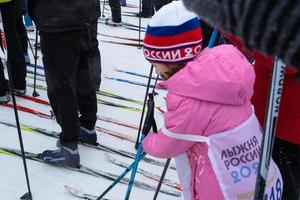 jaar- geheel Russisch sport- evenement actie ski bijhouden van Rusland. sportief levensstijl voor volwassenen, kinderen, familie vakantie Aan cross-country skiën - massa ras Aan een besneeuwd spoor. Rusland, kaloega - maart 4, 2023 foto