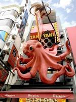 osaka, Japan 2016 - tekens van Japans restaurant Aan de dontonburi weg in osaka, vormig Leuk vinden Octopus naar aantrekken toeristen naar komen en genieten de smaak. foto