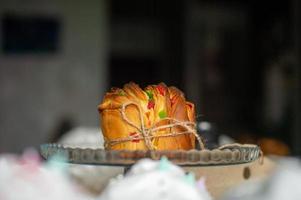 feestelijk kraffin met kleurrijk geglaceerd fruit is in een glas dienblad foto