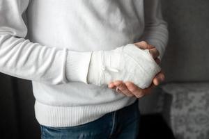 een man's gebroken arm in een gips foto
