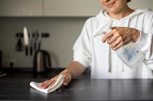 de meisje doet een nat schoonmaak van de leven kamer en keuken foto