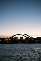 diep blauw water van haven brug Bij zonsondergang foto