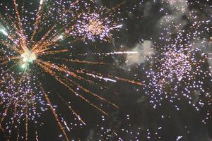 briljant vuurwerk in de lucht Bij nacht foto