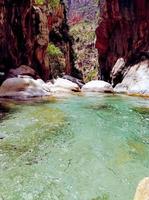 pracht van de el kennar vallei een reis in de hart van natuur rustig en verbijsterend water landschappen foto