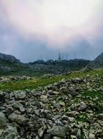 wonder Bij de majestueus schoonheid van gorgiz berg top torenhoog bovenstaand de wolken in de hart van van de natuur adembenemend en sereen landschappen foto