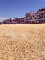 glinsterende zand van martil strand foto
