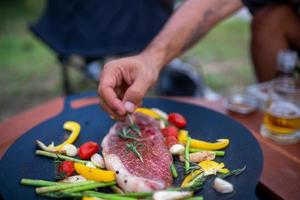 selectief focus wagyu rundvlees steak hand- beweging vervagen Koken voor avondeten Bij camping foto