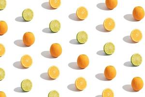 patroon met citrus gesneden sinaasappel en limoen geïsoleerd op wit. abstracte zomer achtergrond foto