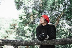 portret van gelukkig Aziatisch jong vrouw in winter kostuum Bij de Woud met kopiëren ruimte foto