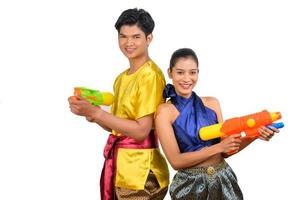 jong paar genieten met water geweer Aan songkran festival foto