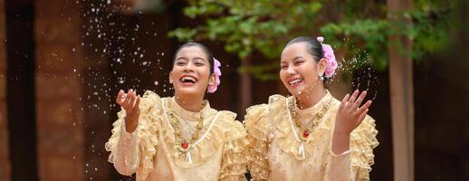 portret mooi Dames in songkran festival met Thais traditioneel kostuum foto