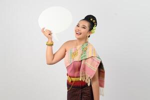 jong mooi vrouw in Thais lanna kostuum met blanco toespraak bubbel teken foto