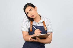 portret van jong Aziatisch vrouw in serveerster uniform houding met smartphone foto