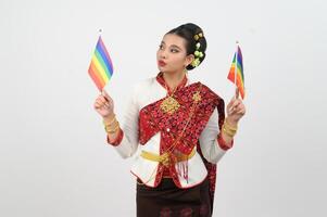 portret van jong vrouw in Thais noordoosten traditioneel kleding Holding regenboog vlag foto