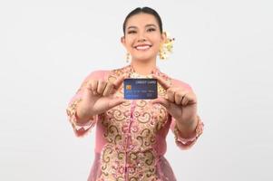 jong mooi vrouw jurk omhoog in lokaal cultuur in zuidelijk regio met credit kaart foto