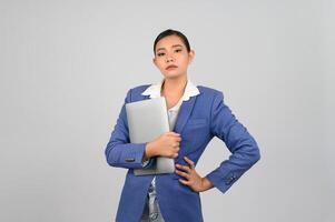 jong mooi vrouw in formeel kleding voor officier Holding laptop computer foto